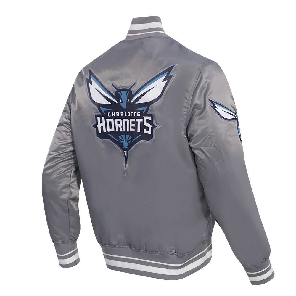 NBA CHARLOTTE HORNETS SCRIPT TAIL BLOUSON EN SATIN POUR HOMME (GRIS)