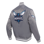 NBA CHARLOTTE HORNETS SCRIPT TAIL BLOUSON EN SATIN POUR HOMME (GRIS)