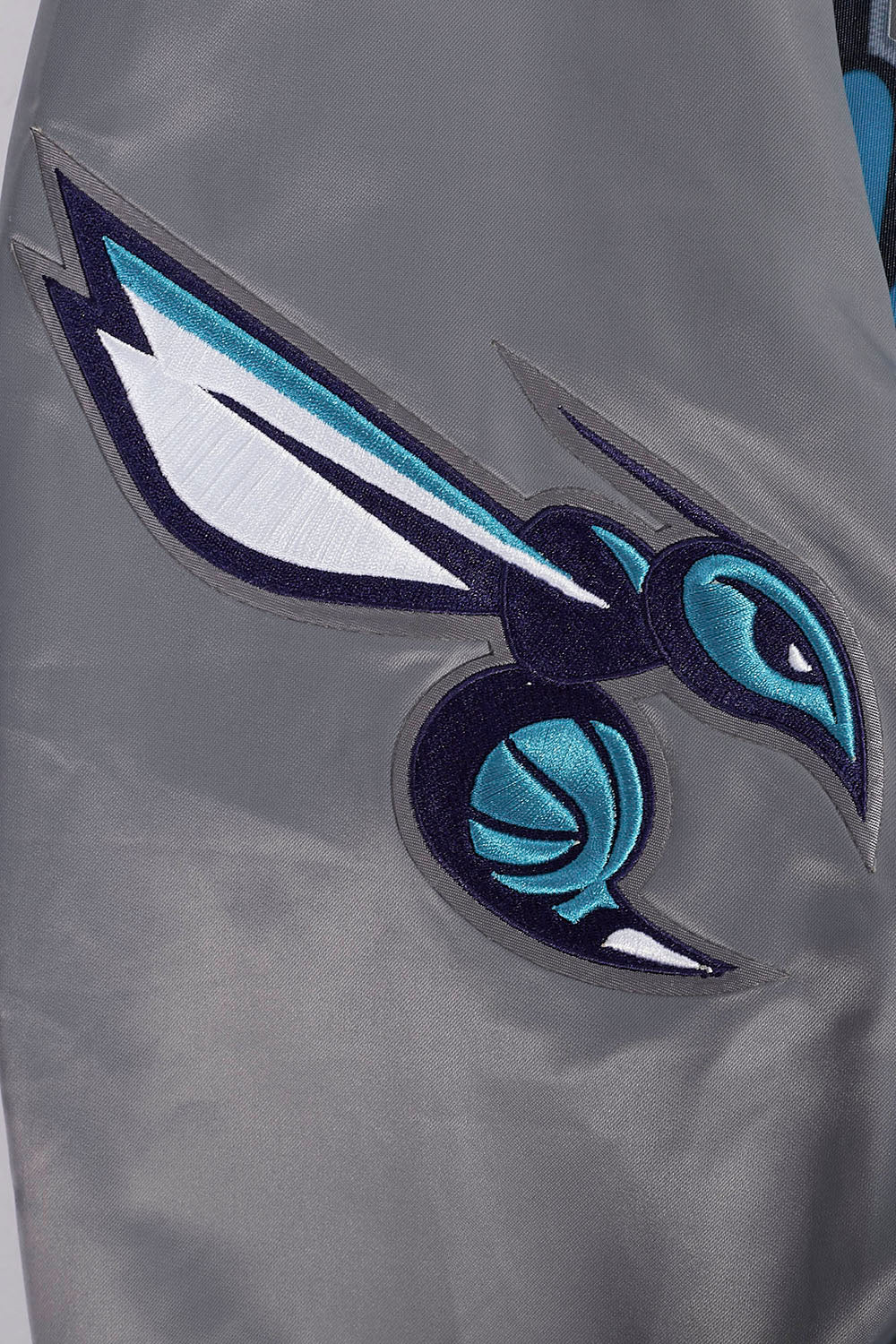 NBA CHARLOTTE HORNETS SCRIPT TAIL BLOUSON EN SATIN POUR HOMME (GRIS)