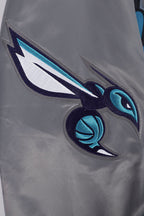NBA CHARLOTTE HORNETS SCRIPT TAIL BLOUSON EN SATIN POUR HOMME (GRIS)
