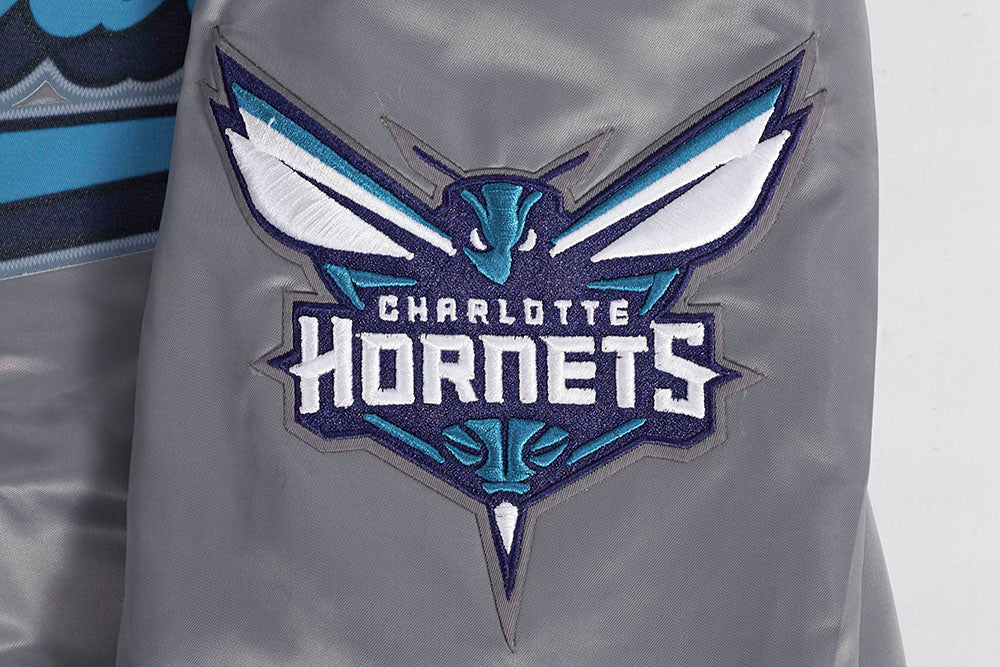 NBA CHARLOTTE HORNETS SCRIPT TAIL BLOUSON EN SATIN POUR HOMME (GRIS)