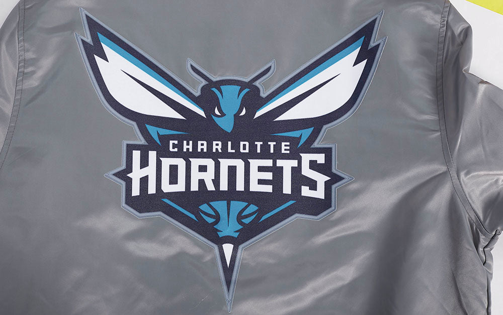 NBA CHARLOTTE HORNETS SCRIPT TAIL BLOUSON EN SATIN POUR HOMME (GRIS)