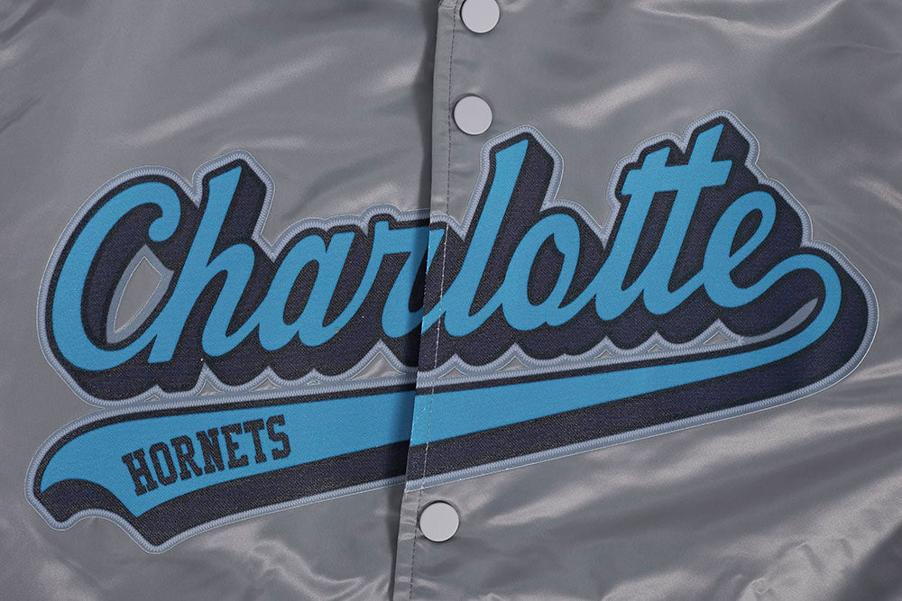 NBA CHARLOTTE HORNETS SCRIPT TAIL BLOUSON EN SATIN POUR HOMME (GRIS)