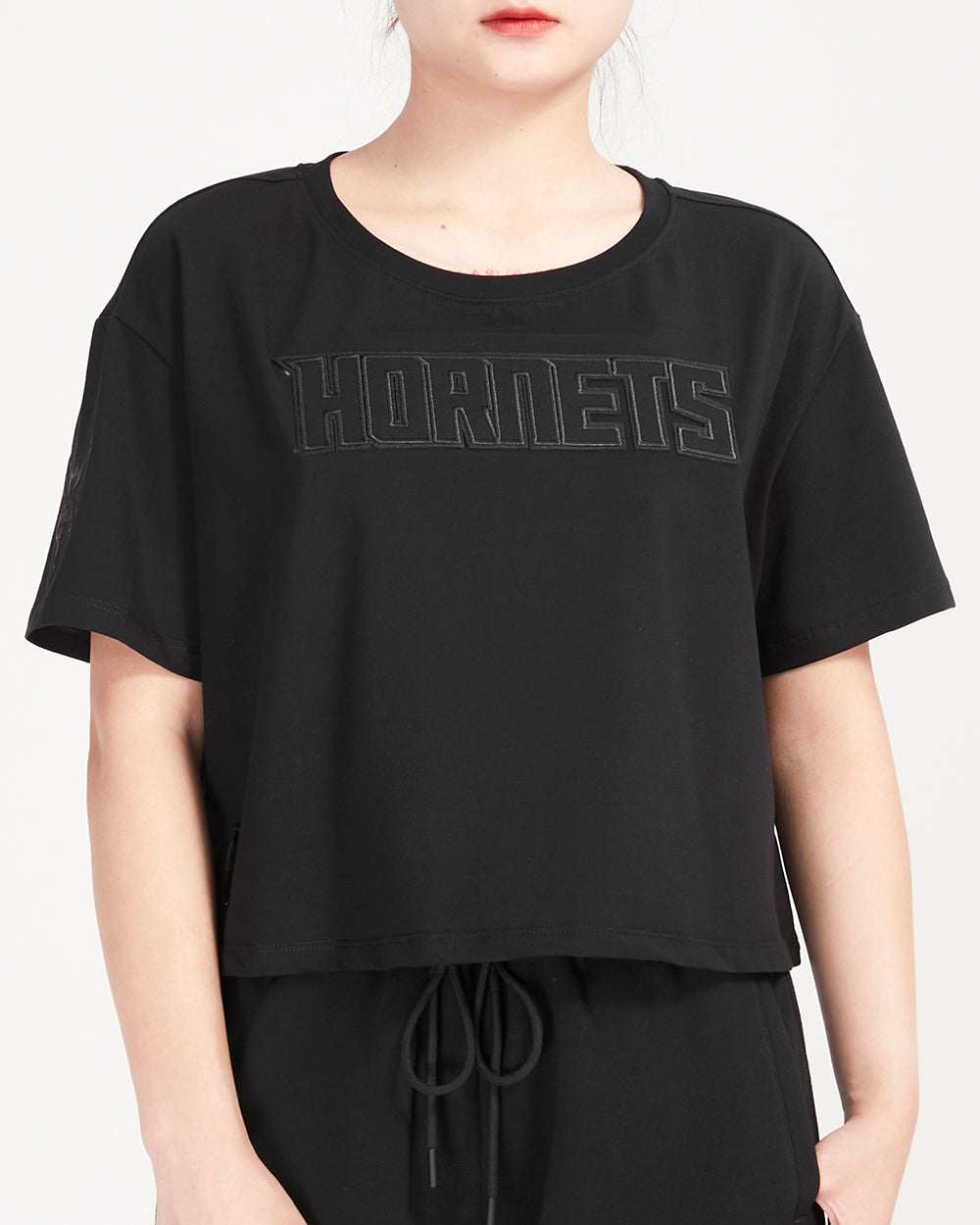 NBA CHARLOTTE HORNETS NEUTRAL WOMEN'S BOXY TEE (BLACK)