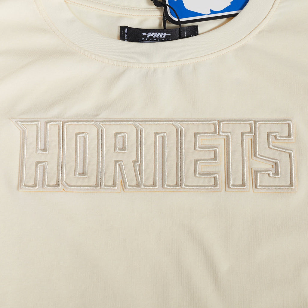 NBA CHARLOTTE HORNETS NEUTRAL T-SHIRT À COUPE CARRÉE POUR FEMME (COQUILLE D'ŒUF)