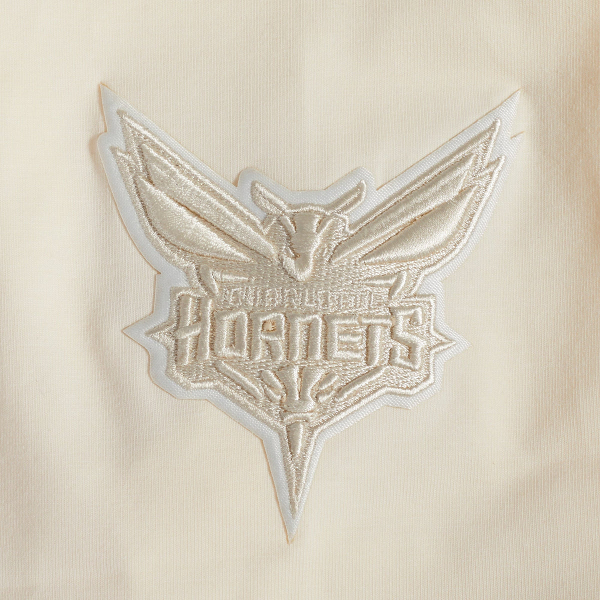 NBA CHARLOTTE HORNETS NEUTRAL T-SHIRT À COUPE CARRÉE POUR FEMME (COQUILLE D'ŒUF)