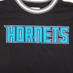 NBA CHARLOTTE HORNETS CLASSIC T-SHIRT CÔTELÉ RAYÉ À MANCHES COURTES POUR GARÇON JUNIOR (NOIR/GRIS)
