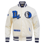 NBA DALLAS MAVERICKS BEST OF BLOUSON EN SATIN À BORDS CÔTELÉS POUR HOMME (COQUILLE D'ŒUF/MARINE MINUIT)