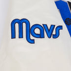 NBA DALLAS MAVERICKS BEST OF BLOUSON EN SATIN À BORDS CÔTELÉS POUR HOMME (COQUILLE D'ŒUF/MARINE MINUIT)