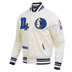 NBA DALLAS MAVERICKS BEST OF BLOUSON EN SATIN À BORDS CÔTELÉS POUR HOMME (COQUILLE D'ŒUF/MARINE MINUIT)