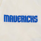 NBA DALLAS MAVERICKS BEST OF BLOUSON EN SATIN À BORDS CÔTELÉS POUR HOMME (COQUILLE D'ŒUF/MARINE MINUIT)