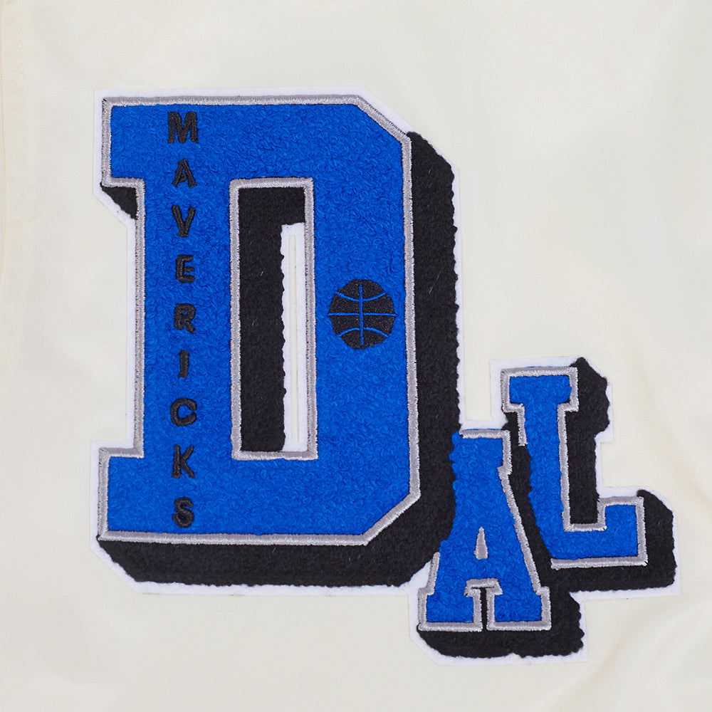 NBA DALLAS MAVERICKS BEST OF BLOUSON EN SATIN À BORDS CÔTELÉS POUR HOMME (COQUILLE D'ŒUF/MARINE MINUIT)