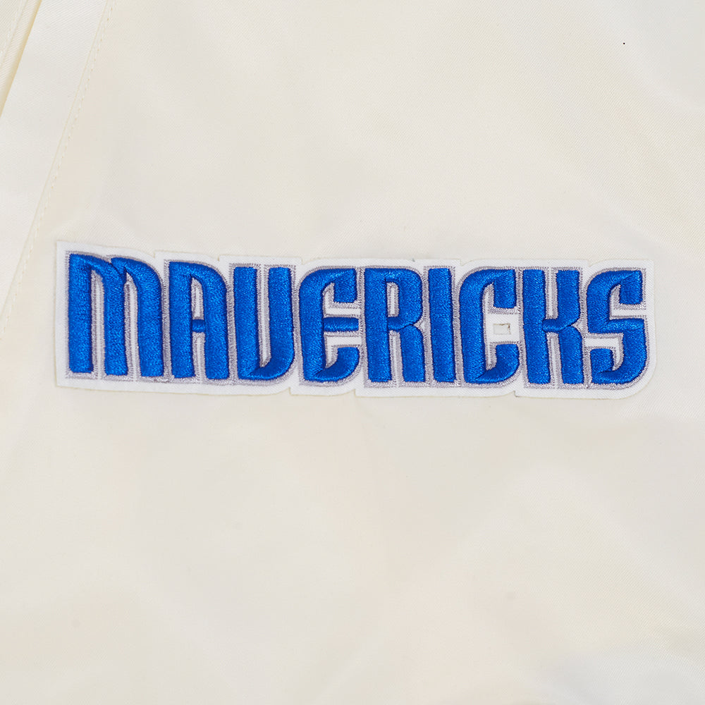 NBA DALLAS MAVERICKS BEST OF BLOUSON EN SATIN À BORDS CÔTELÉS POUR HOMME (COQUILLE D'ŒUF/MARINE MINUIT)