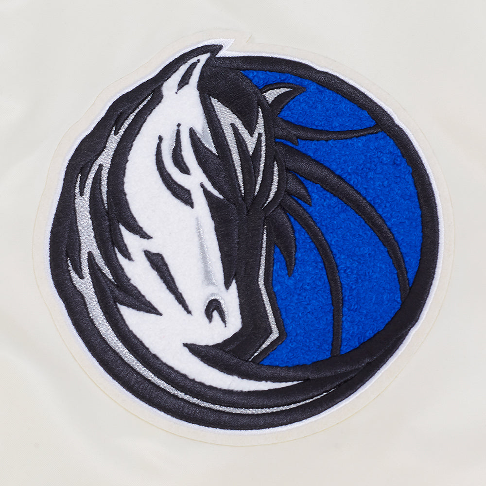 NBA DALLAS MAVERICKS BEST OF BLOUSON EN SATIN À BORDS CÔTELÉS POUR HOMME (COQUILLE D'ŒUF/MARINE MINUIT)