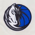 NBA DALLAS MAVERICKS BEST OF BLOUSON EN SATIN À BORDS CÔTELÉS POUR HOMME (COQUILLE D'ŒUF/MARINE MINUIT)