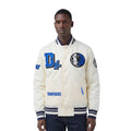 NBA DALLAS MAVERICKS BEST OF BLOUSON EN SATIN À BORDS CÔTELÉS POUR HOMME (COQUILLE D'ŒUF/MARINE MINUIT)