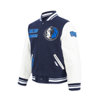 NBA DALLAS MAVERICKS RETRO CLASSIC BLOUSON COLLÉGIAL EN LAINE À BORDS CÔTELÉS POUR GARÇON JUNIOR (MARINE MINUIT/BLANC)