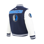 NBA DALLAS MAVERICKS RETRO CLASSIC BLOUSON COLLÉGIAL EN LAINE À BORDS CÔTELÉS POUR GARÇON JUNIOR (MARINE MINUIT/BLANC)
