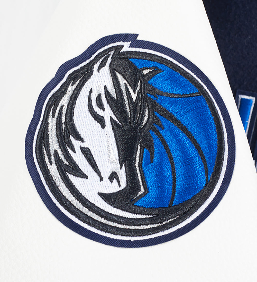 NBA DALLAS MAVERICKS RETRO CLASSIC BLOUSON COLLÉGIAL EN LAINE À BORDS CÔTELÉS POUR GARÇON JUNIOR (MARINE MINUIT/BLANC)
