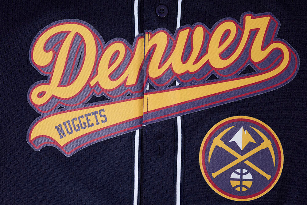 NBA DENVER NUGGETS SCRIPT TAIL CHEMISE BOUTONNÉE EN FILET POUR HOMME (MARINE MINUIT)