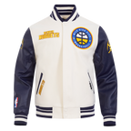 NBA DENVER NUGGETS RETRO CLASSIC BLOUSON COLLÉGIAL EN LAINE À BORDS CÔTELÉS POUR HOMME (COQUILLE D'ŒUF/MARINE MINUIT)