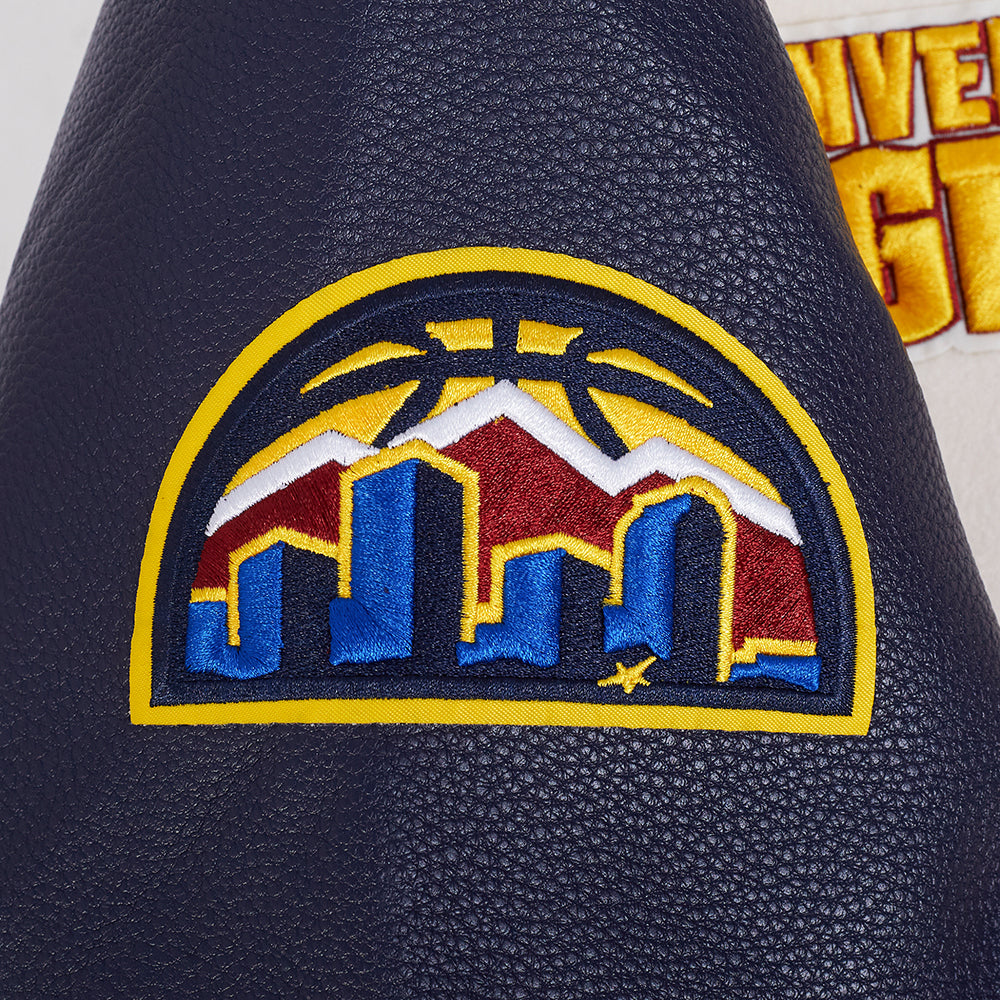 NBA DENVER NUGGETS RETRO CLASSIC BLOUSON COLLÉGIAL EN LAINE À BORDS CÔTELÉS POUR HOMME (COQUILLE D'ŒUF/MARINE MINUIT)