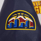 NBA DENVER NUGGETS RETRO CLASSIC BLOUSON COLLÉGIAL EN LAINE À BORDS CÔTELÉS POUR HOMME (COQUILLE D'ŒUF/MARINE MINUIT)