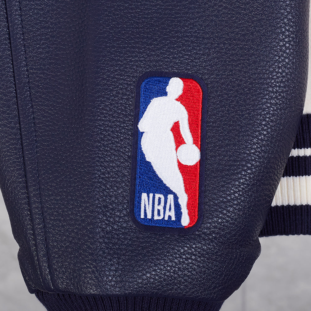 NBA DENVER NUGGETS RETRO CLASSIC BLOUSON COLLÉGIAL EN LAINE À BORDS CÔTELÉS POUR HOMME (COQUILLE D'ŒUF/MARINE MINUIT)
