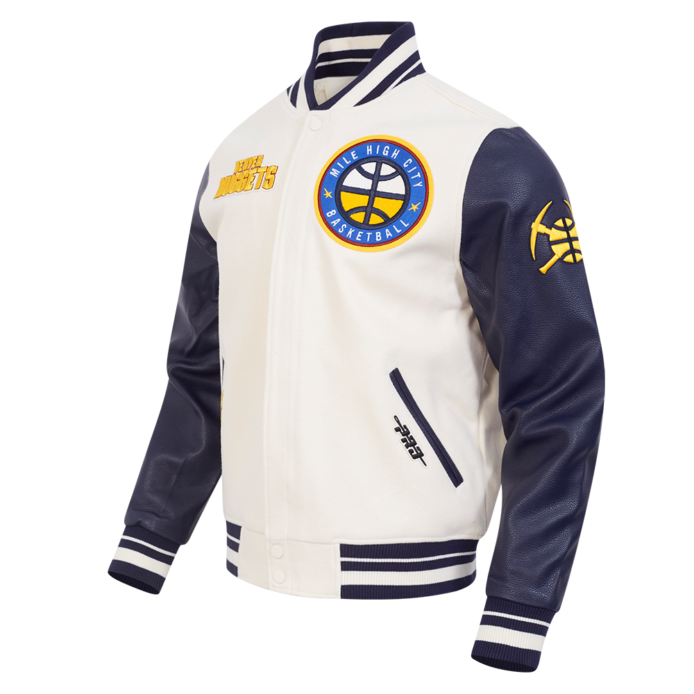 NBA DENVER NUGGETS RETRO CLASSIC BLOUSON COLLÉGIAL EN LAINE À BORDS CÔTELÉS POUR HOMME (COQUILLE D'ŒUF/MARINE MINUIT)