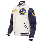 NBA DENVER NUGGETS RETRO CLASSIC BLOUSON COLLÉGIAL EN LAINE À BORDS CÔTELÉS POUR HOMME (COQUILLE D'ŒUF/MARINE MINUIT)