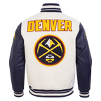 NBA DENVER NUGGETS RETRO CLASSIC BLOUSON COLLÉGIAL EN LAINE À BORDS CÔTELÉS POUR HOMME (COQUILLE D'ŒUF/MARINE MINUIT)