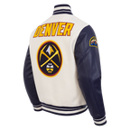 NBA DENVER NUGGETS RETRO CLASSIC BLOUSON COLLÉGIAL EN LAINE À BORDS CÔTELÉS POUR HOMME (COQUILLE D'ŒUF/MARINE MINUIT)