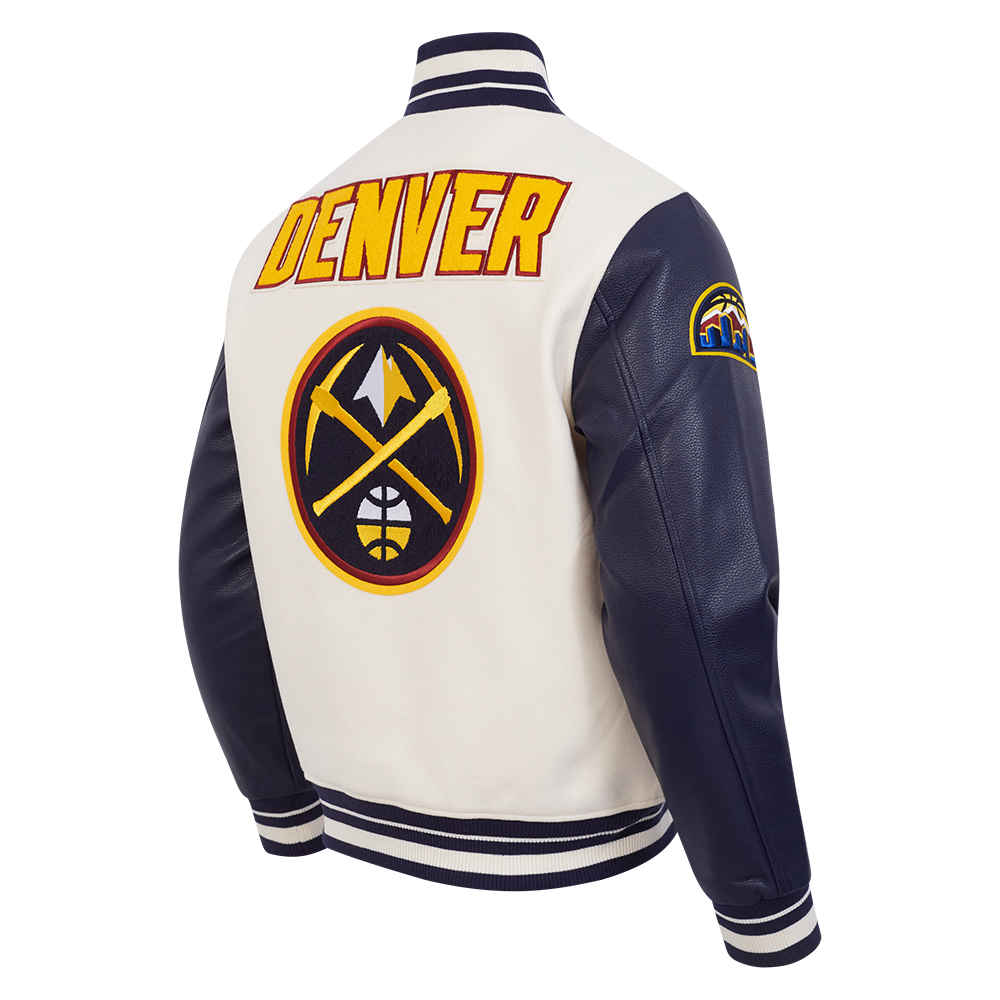 NBA DENVER NUGGETS RETRO CLASSIC BLOUSON COLLÉGIAL EN LAINE À BORDS CÔTELÉS POUR HOMME (COQUILLE D'ŒUF/MARINE MINUIT)