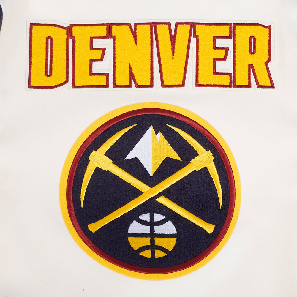 NBA DENVER NUGGETS RETRO CLASSIC BLOUSON COLLÉGIAL EN LAINE À BORDS CÔTELÉS POUR HOMME (COQUILLE D'ŒUF/MARINE MINUIT)