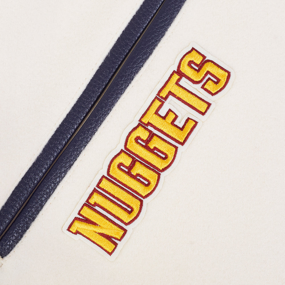 NBA DENVER NUGGETS RETRO CLASSIC BLOUSON COLLÉGIAL EN LAINE À BORDS CÔTELÉS POUR HOMME (COQUILLE D'ŒUF/MARINE MINUIT)