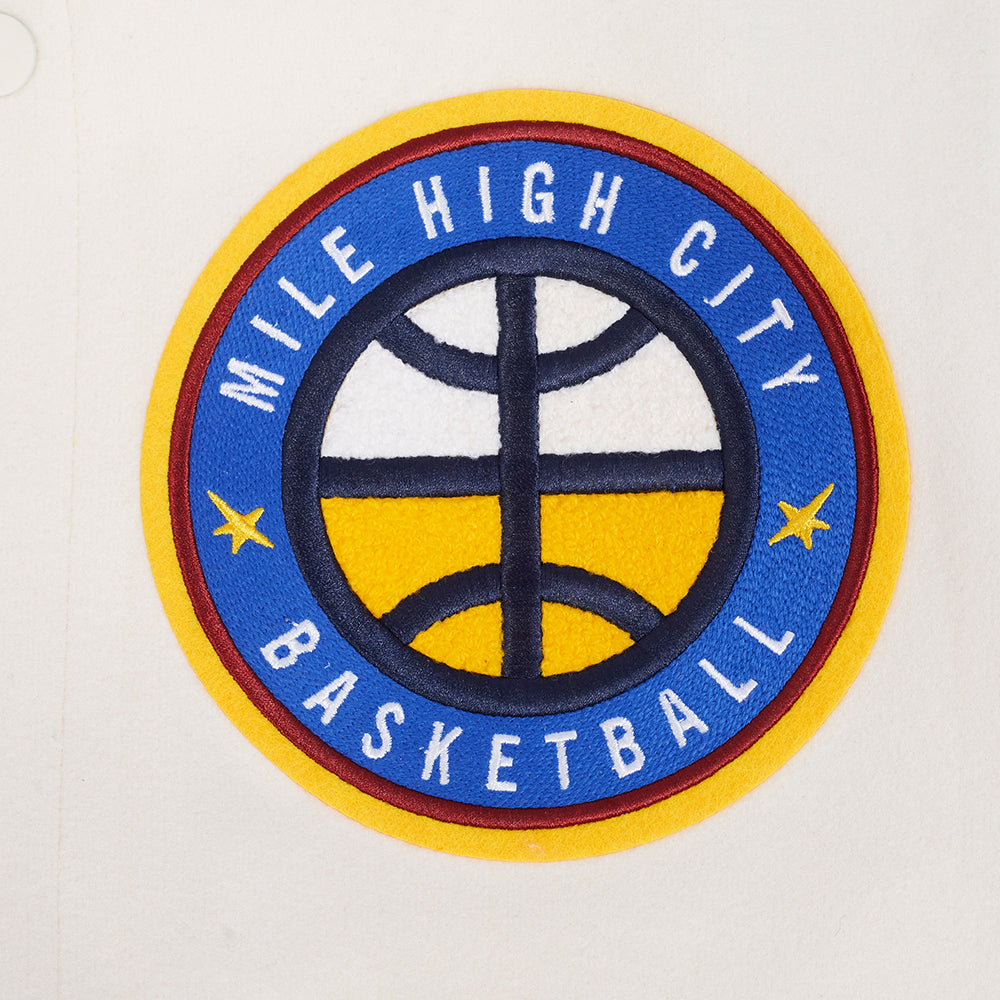 NBA DENVER NUGGETS RETRO CLASSIC BLOUSON COLLÉGIAL EN LAINE À BORDS CÔTELÉS POUR HOMME (COQUILLE D'ŒUF/MARINE MINUIT)