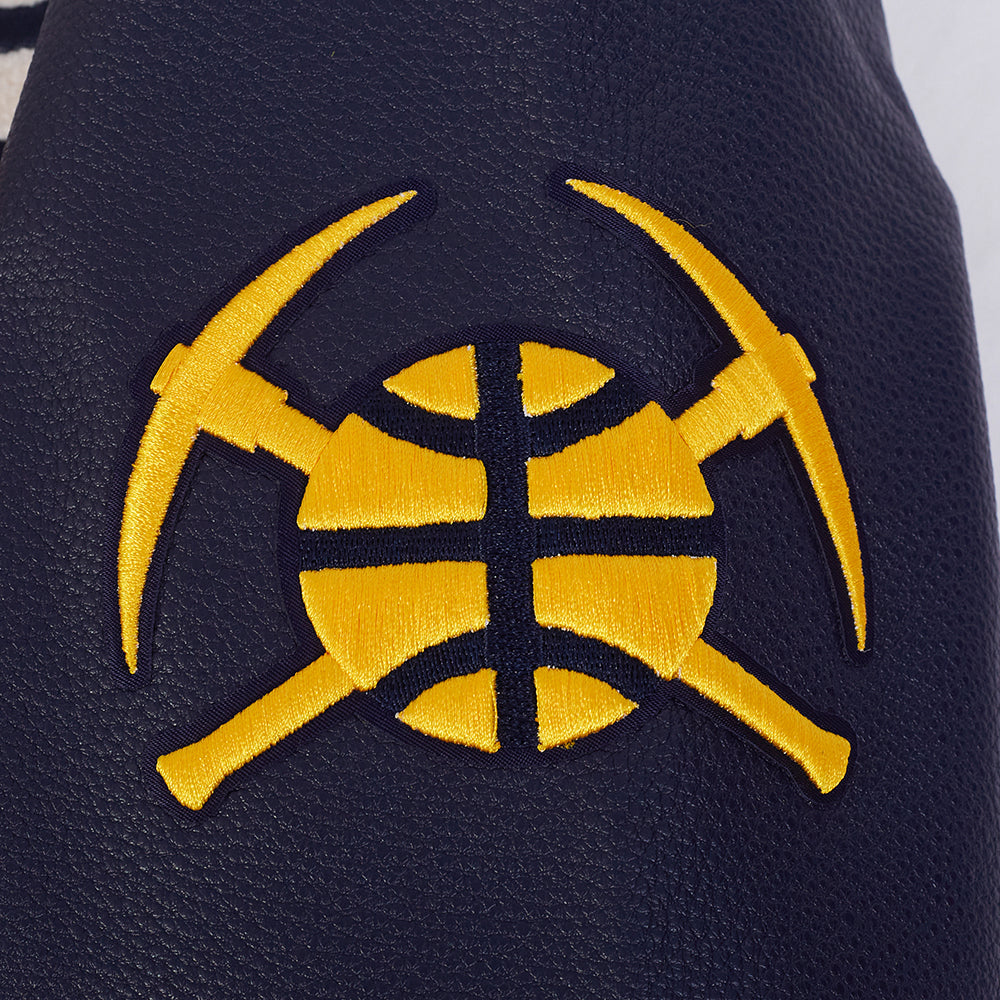 NBA DENVER NUGGETS RETRO CLASSIC BLOUSON COLLÉGIAL EN LAINE À BORDS CÔTELÉS POUR HOMME (COQUILLE D'ŒUF/MARINE MINUIT)