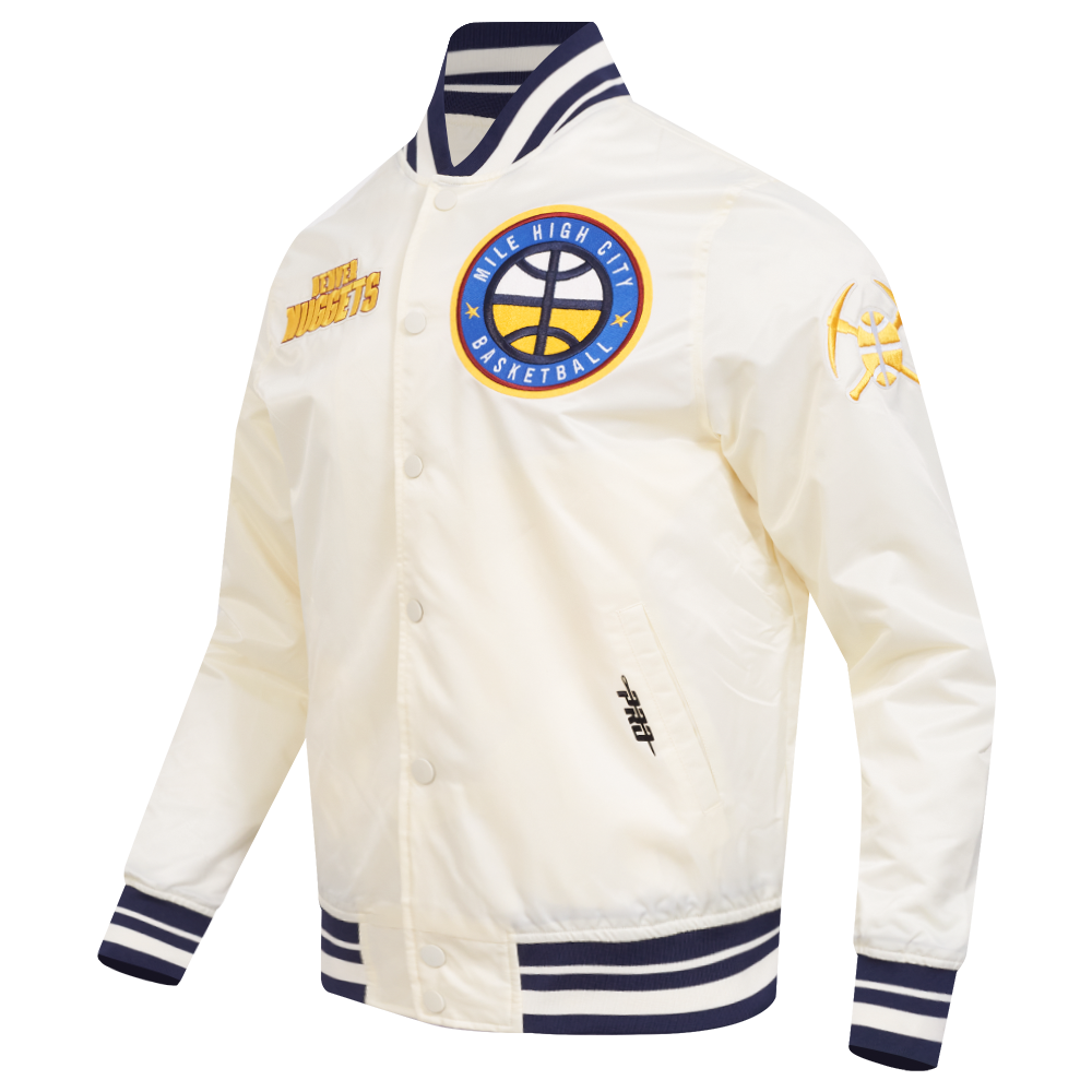 NBA DENVER NUGGETS RETRO CLASSIC BLOUSON EN SATIN À BORDS CÔTELÉS POUR HOMME (COQUILLE D'ŒUF/MARINE MINUIT)