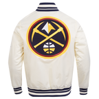 NBA DENVER NUGGETS RETRO CLASSIC BLOUSON EN SATIN À BORDS CÔTELÉS POUR HOMME (COQUILLE D'ŒUF/MARINE MINUIT)