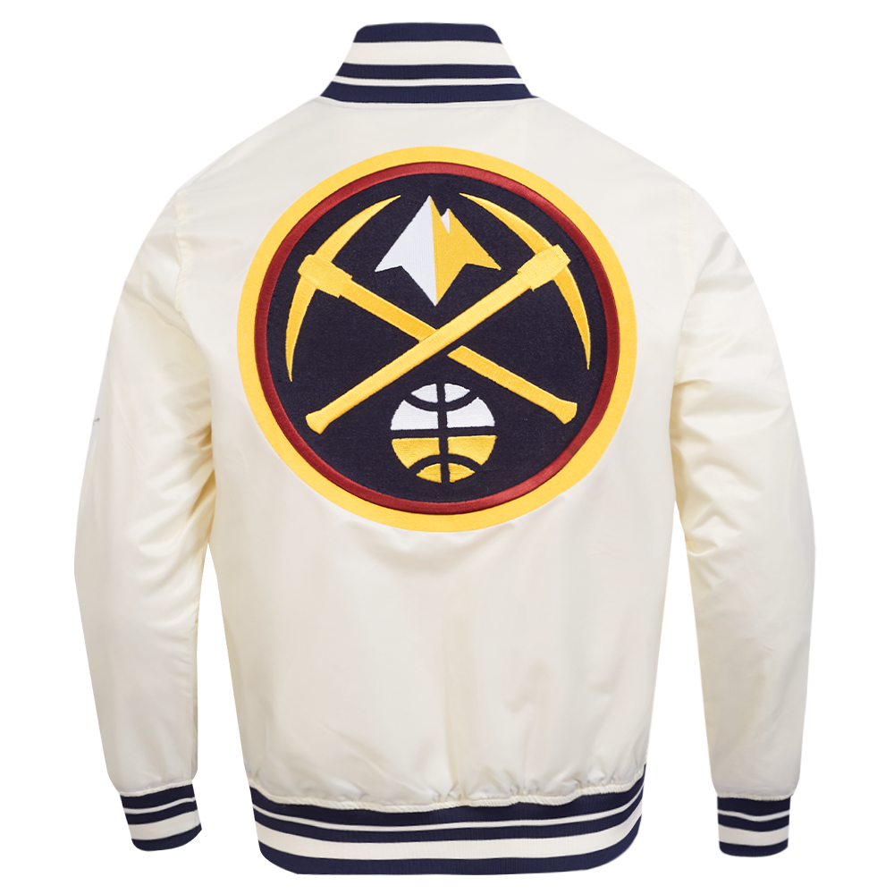 NBA DENVER NUGGETS RETRO CLASSIC BLOUSON EN SATIN À BORDS CÔTELÉS POUR HOMME (COQUILLE D'ŒUF/MARINE MINUIT)