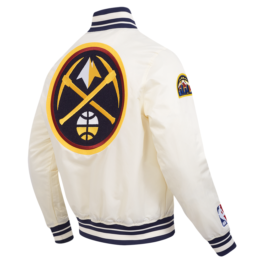 NBA DENVER NUGGETS RETRO CLASSIC BLOUSON EN SATIN À BORDS CÔTELÉS POUR HOMME (COQUILLE D'ŒUF/MARINE MINUIT)