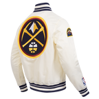 NBA DENVER NUGGETS RETRO CLASSIC BLOUSON EN SATIN À BORDS CÔTELÉS POUR HOMME (COQUILLE D'ŒUF/MARINE MINUIT)