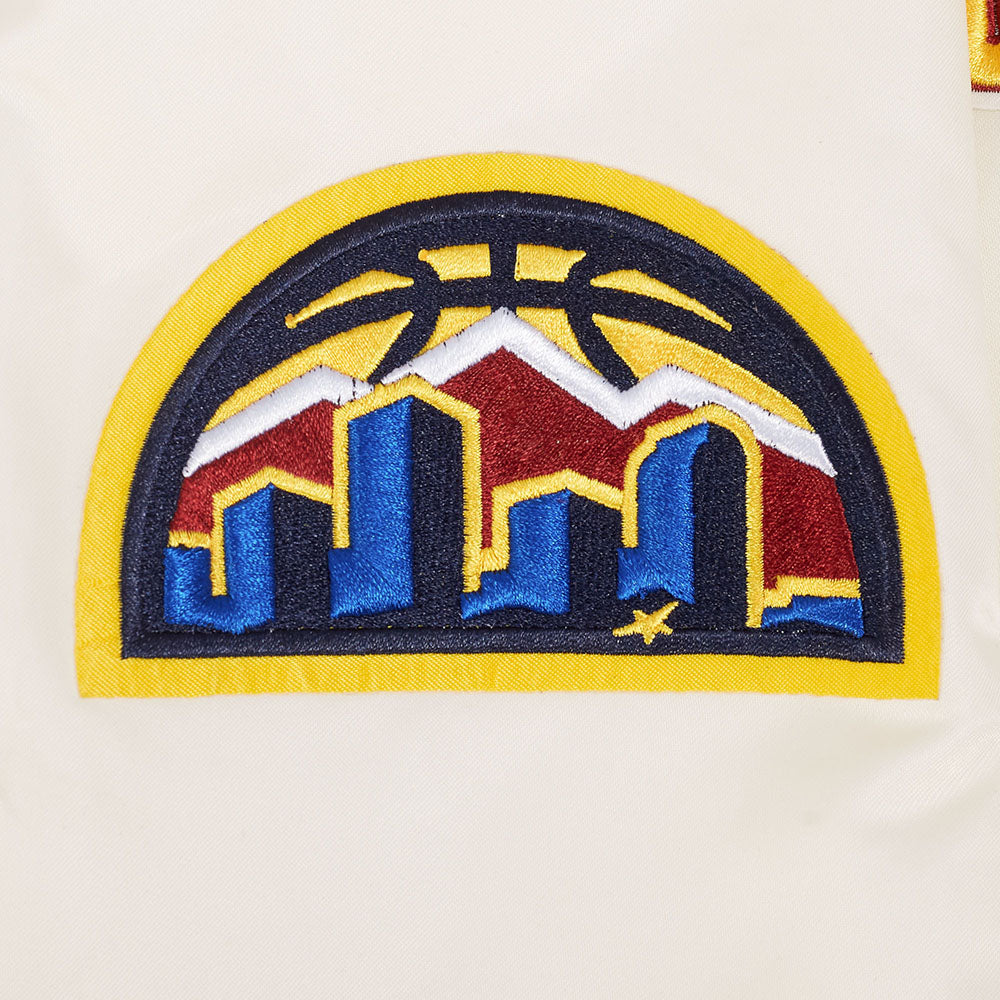 NBA DENVER NUGGETS RETRO CLASSIC BLOUSON EN SATIN À BORDS CÔTELÉS POUR HOMME (COQUILLE D'ŒUF/MARINE MINUIT)