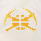 NBA DENVER NUGGETS RETRO CLASSIC BLOUSON EN SATIN À BORDS CÔTELÉS POUR HOMME (COQUILLE D'ŒUF/MARINE MINUIT)