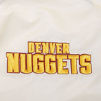NBA DENVER NUGGETS RETRO CLASSIC BLOUSON EN SATIN À BORDS CÔTELÉS POUR HOMME (COQUILLE D'ŒUF/MARINE MINUIT)