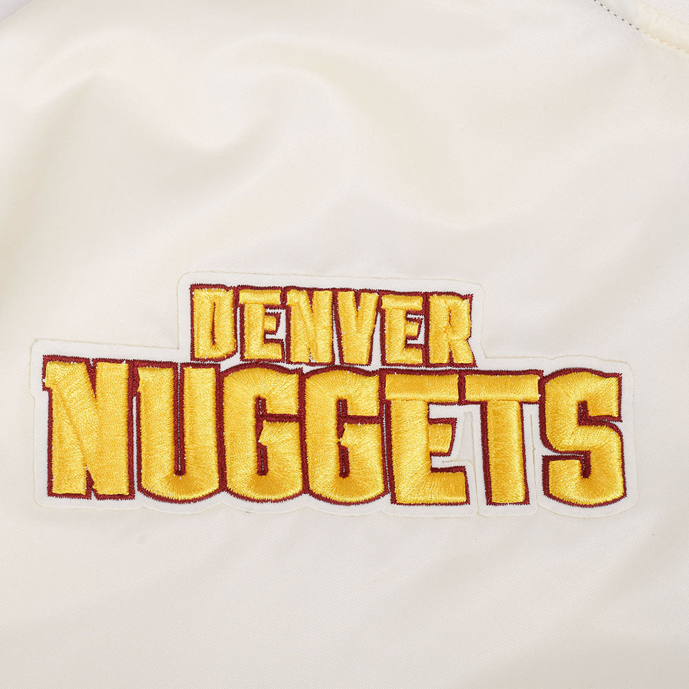 NBA DENVER NUGGETS RETRO CLASSIC BLOUSON EN SATIN À BORDS CÔTELÉS POUR HOMME (COQUILLE D'ŒUF/MARINE MINUIT)
