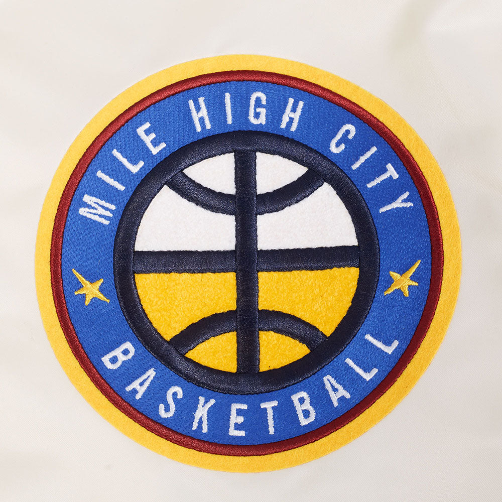 NBA DENVER NUGGETS RETRO CLASSIC BLOUSON EN SATIN À BORDS CÔTELÉS POUR HOMME (COQUILLE D'ŒUF/MARINE MINUIT)