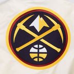 NBA DENVER NUGGETS RETRO CLASSIC BLOUSON EN SATIN À BORDS CÔTELÉS POUR HOMME (COQUILLE D'ŒUF/MARINE MINUIT)
