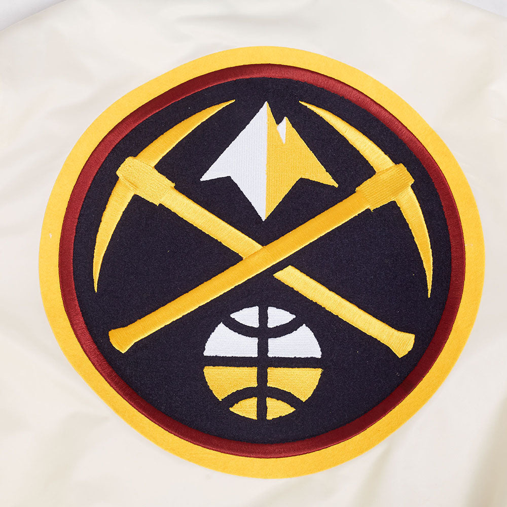 NBA DENVER NUGGETS RETRO CLASSIC BLOUSON EN SATIN À BORDS CÔTELÉS POUR HOMME (COQUILLE D'ŒUF/MARINE MINUIT)