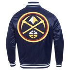 NBA DENVER NUGGETS RETRO CLASSIC BLOUSON EN SATIN À BORDS CÔTELÉS POUR HOMME (MARINE MINUIT)